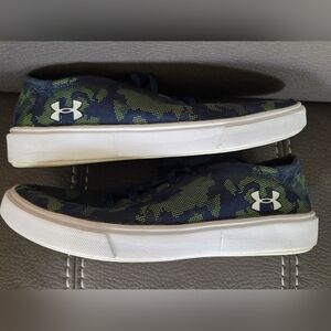 ⭐️Under Armor Kickit Low Running Shoes Size 6 Youth